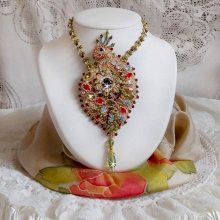 Collar L'Oiseau des Iles bordado con cristales de Swarovski, perlas y cuentas de rocalla Miyuki.
